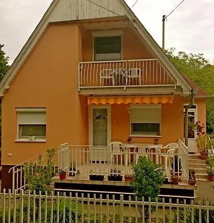 Dora Apartmanhaz アパート