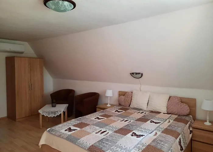 Dora Apartmanhaz アパート